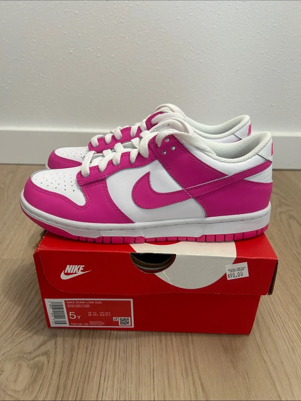 Nike Youth/Women’s Dunk Low — White/Fuchsia Pink size 5Y/7W